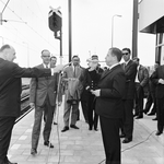 824992 Afbeelding van de opening van het N.S.-station Utrecht Overvecht te Utrecht, met J.H. Hogendoorn, hoofddirecteur ...
